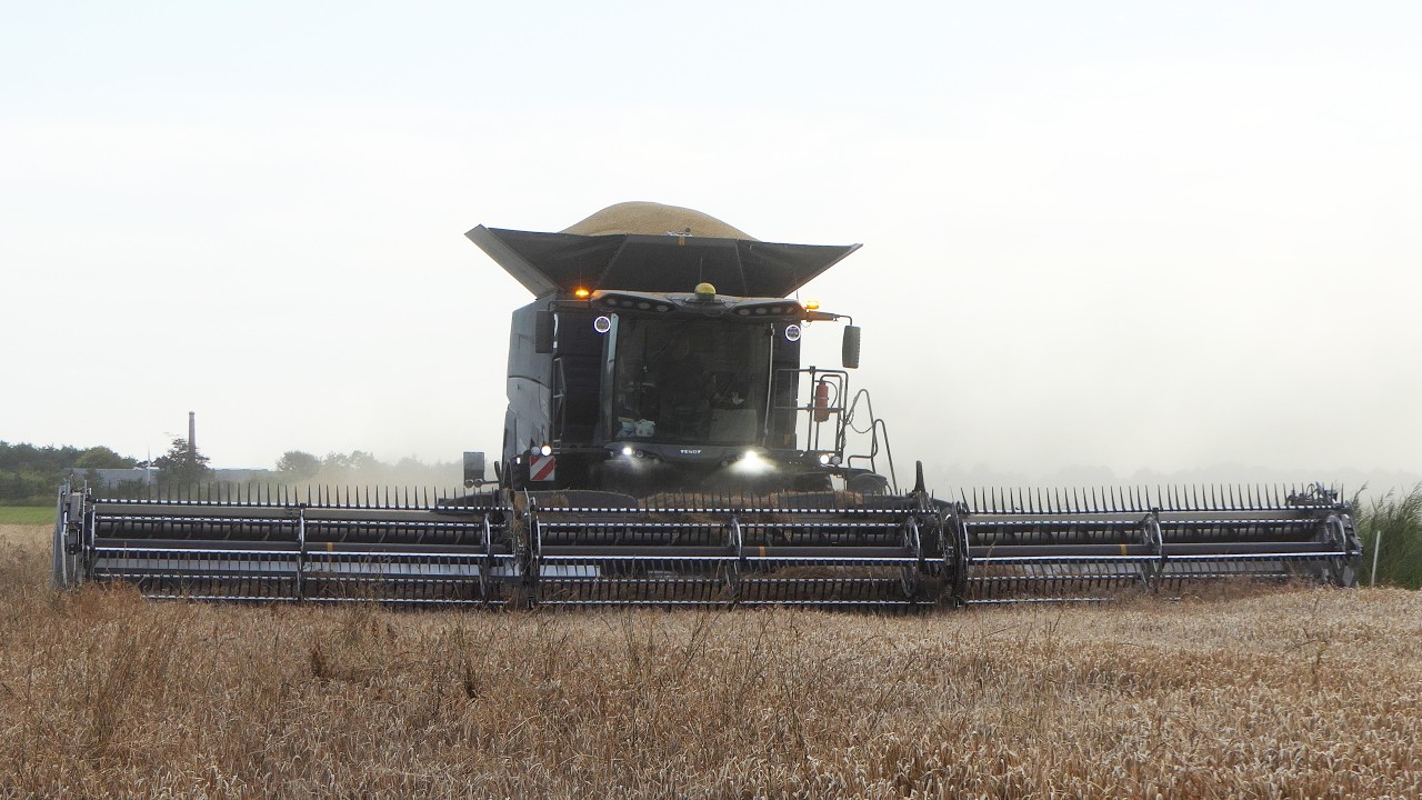 Fendt IDEAL 10T with 45ft. MacDon FD245 Harvesting Barley | Big Farming
