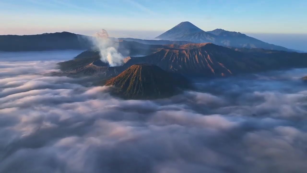 MENYAKSIKAN DUNIA TERBANGUN DARI PELUKAN BROMO #GunungBromo
