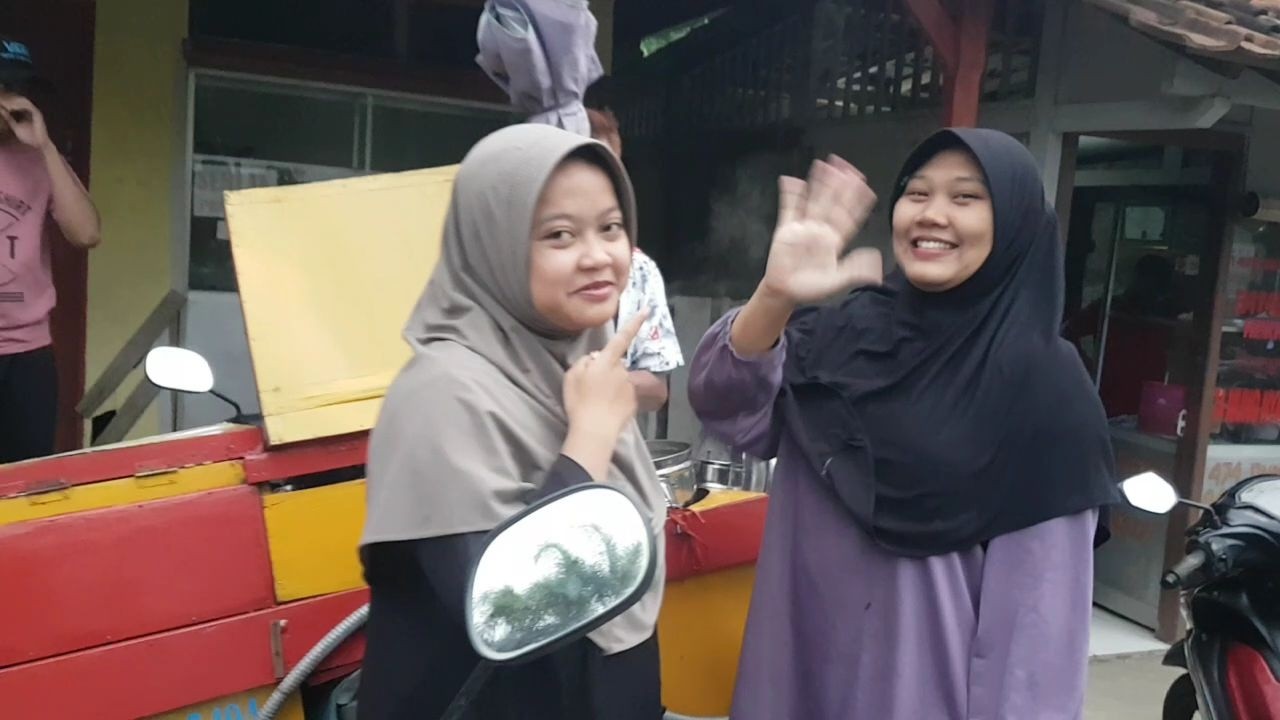 H9.ngabuburit sambil RIVEW semua JAJANAN yg ada didepan SMP N 1 GUMELAR..makin sore ramai