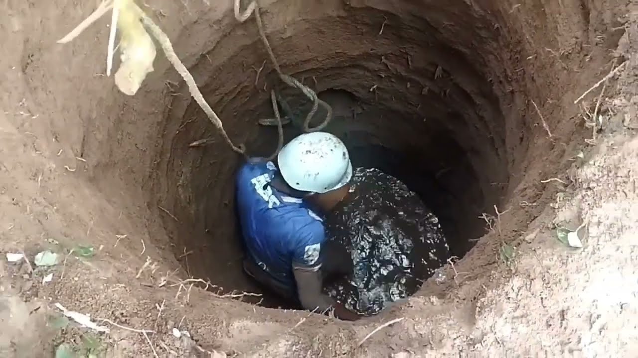 gali sumur  baru 2 meter sudah muncul air, gali lebih dalam air memancar dari segala arah