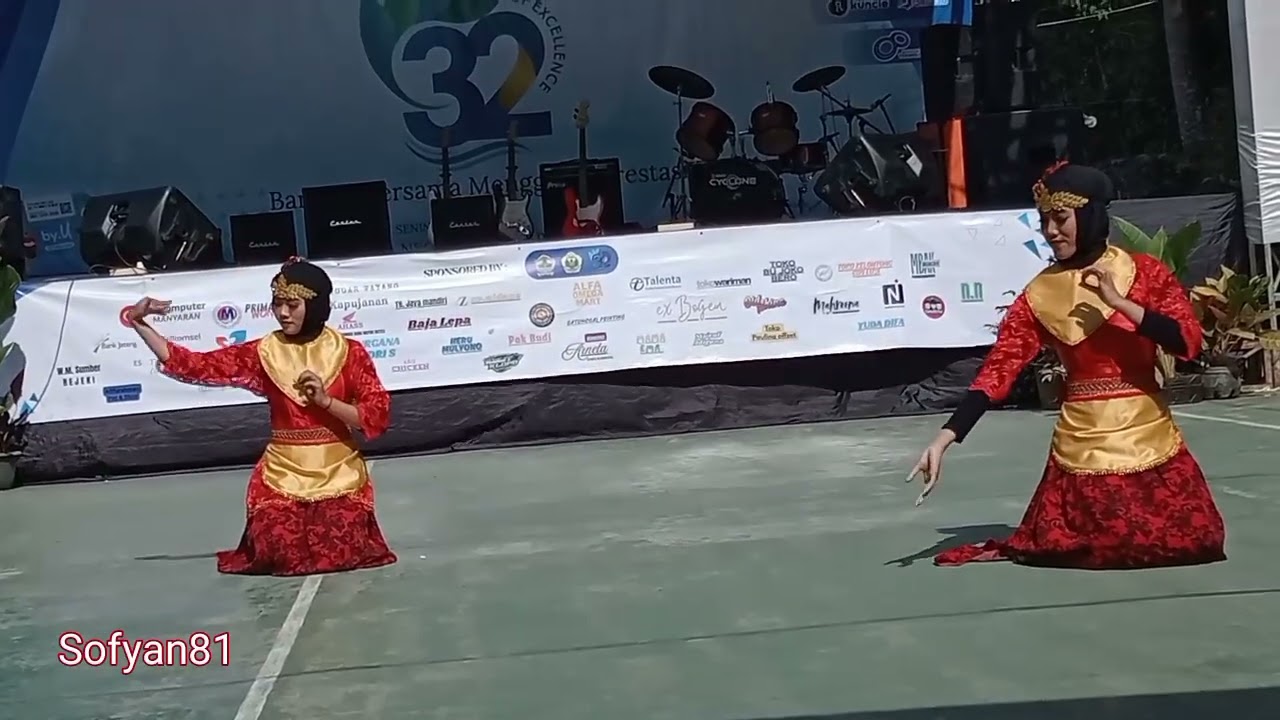 Extracurricular Dance Performance at the 32nd Anniversary of SMA Negeri 1 Manyaran Wonogiri 