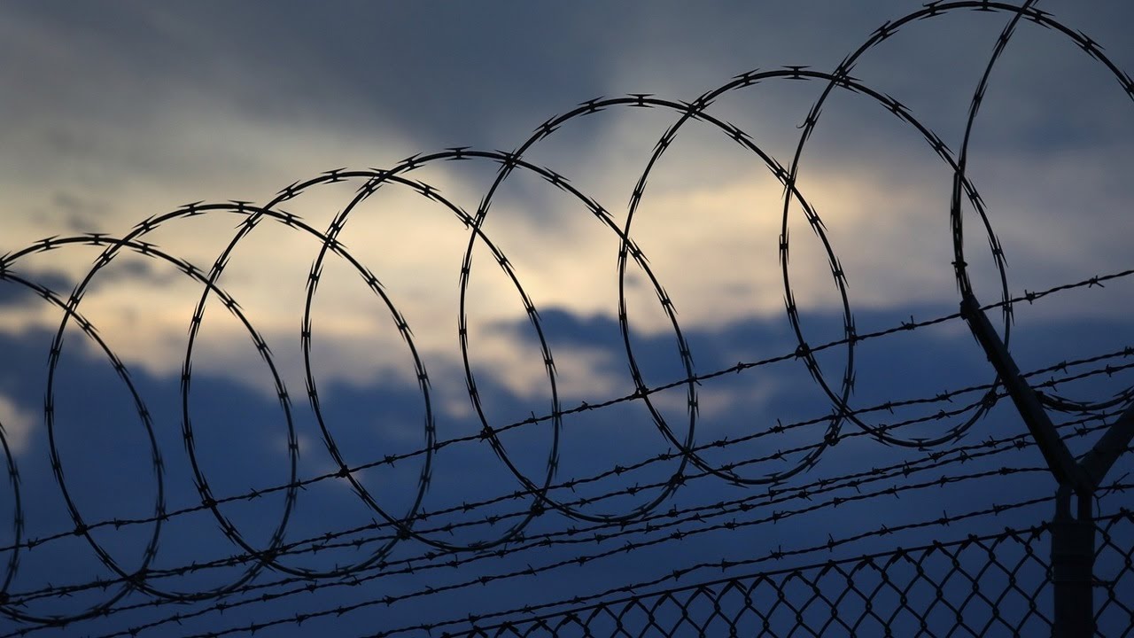 Cape-wearing inmate climbs to top of NSW jail