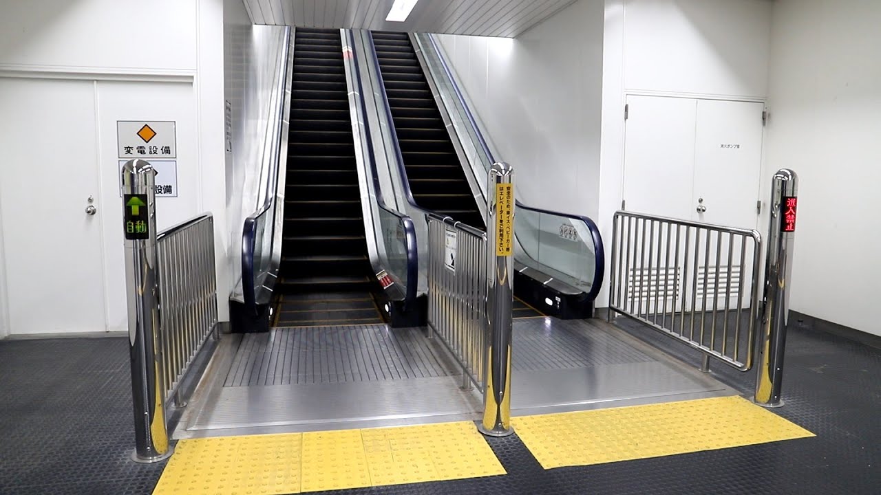 【三菱製】神戸空港駅ホーム　昇りエスカレーター