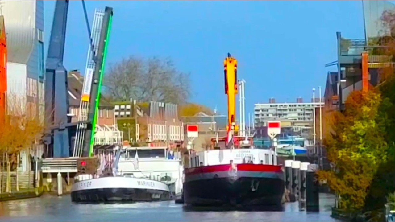 Два моста и два корабля на голландской реке. Баржи CORMA 1929. Дноуглубительные или подводные работы