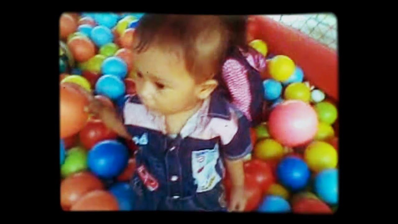 Aqilah dan Hanan mandi bola