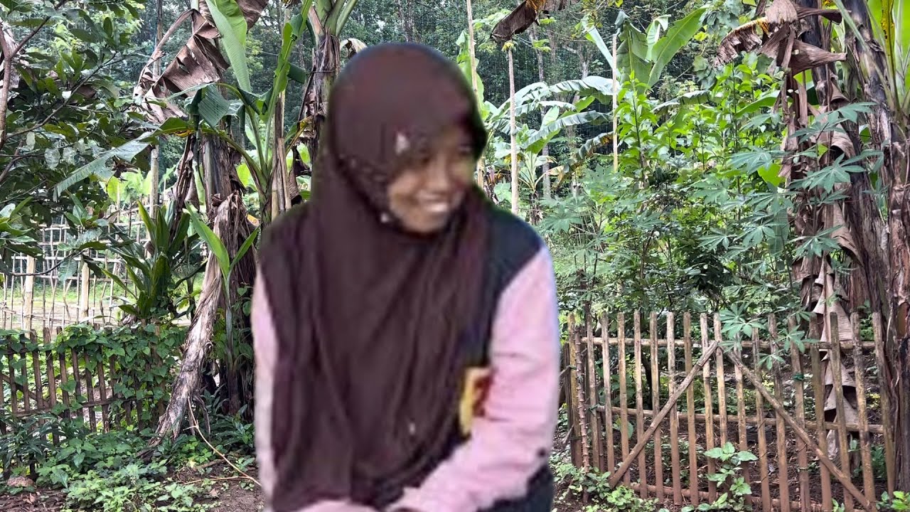 WANITA TANGGUH IBU TIGA ANAK YANG TINGGAL DI GUBUK TENGAH HUTAN DI ATAS LERENG GUNUNG