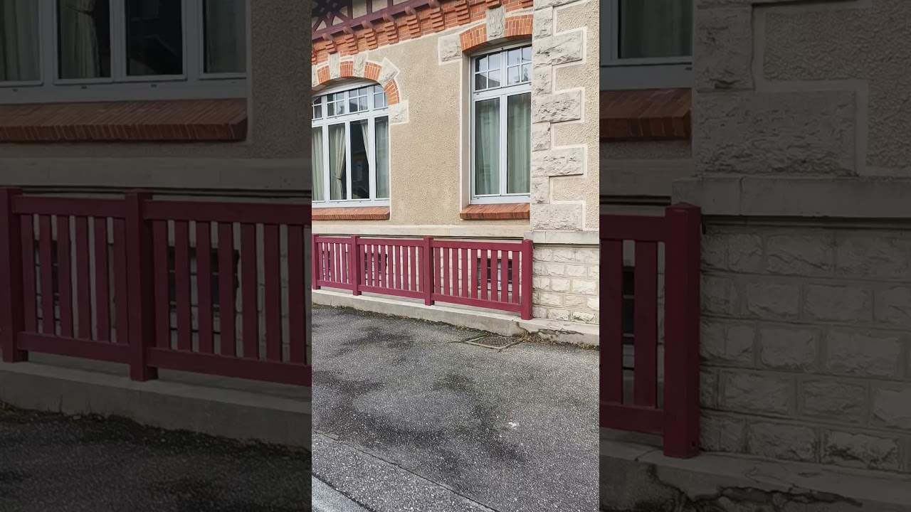 La petite ville et ses maisons de style bourgeois.