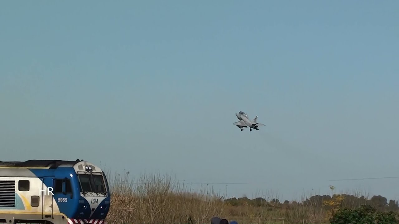 Desfile aéreo por el 25 de Mayo en El Palomar