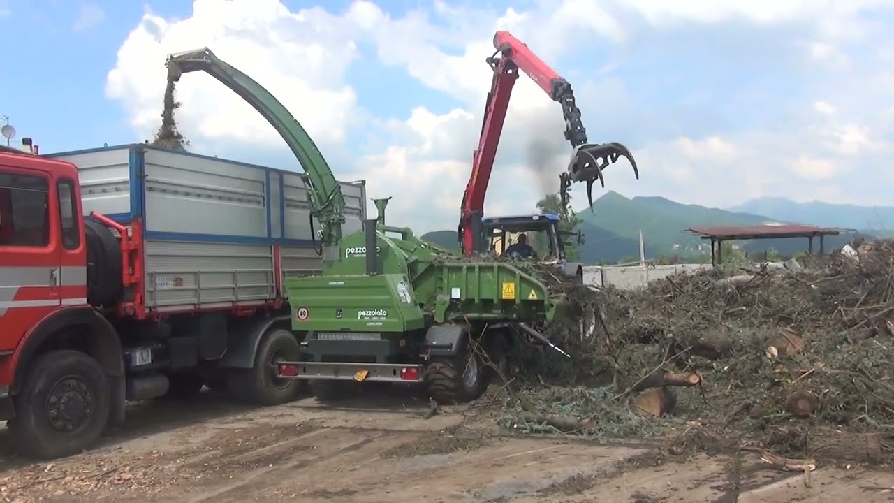 PEZZOLATO PTH 900 G - Cippatore a tamburo azionato dalla PDF del trattore NEW HOLLAND da 190 Hp