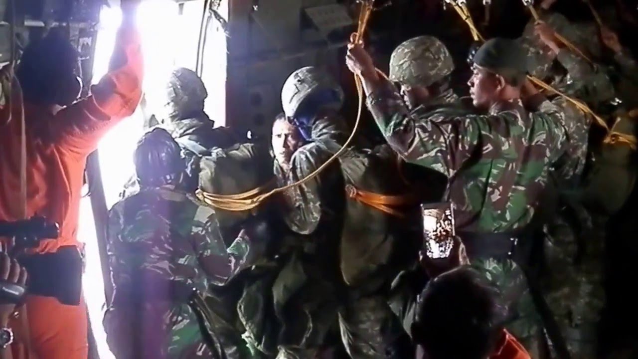 detik detik menegangkan terjun payung static prajurit LINUD TNI-AD