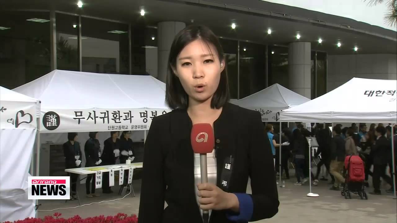 Mourners say goodbyes to victims of Sewol ho ferry accident at group memorial altar