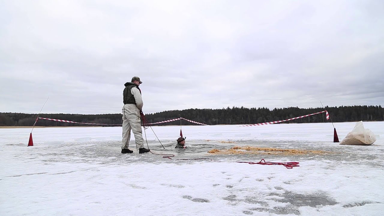 Blivande soldater badar isvak