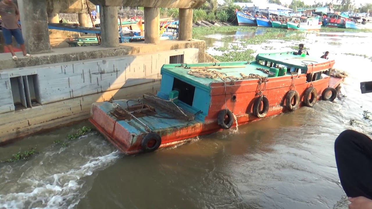T&agrave;u k&eacute;o ở ụ ghe lấy m&aacute;y trăm kh&uacute;c gỗ vượt qua cống đống ghe
