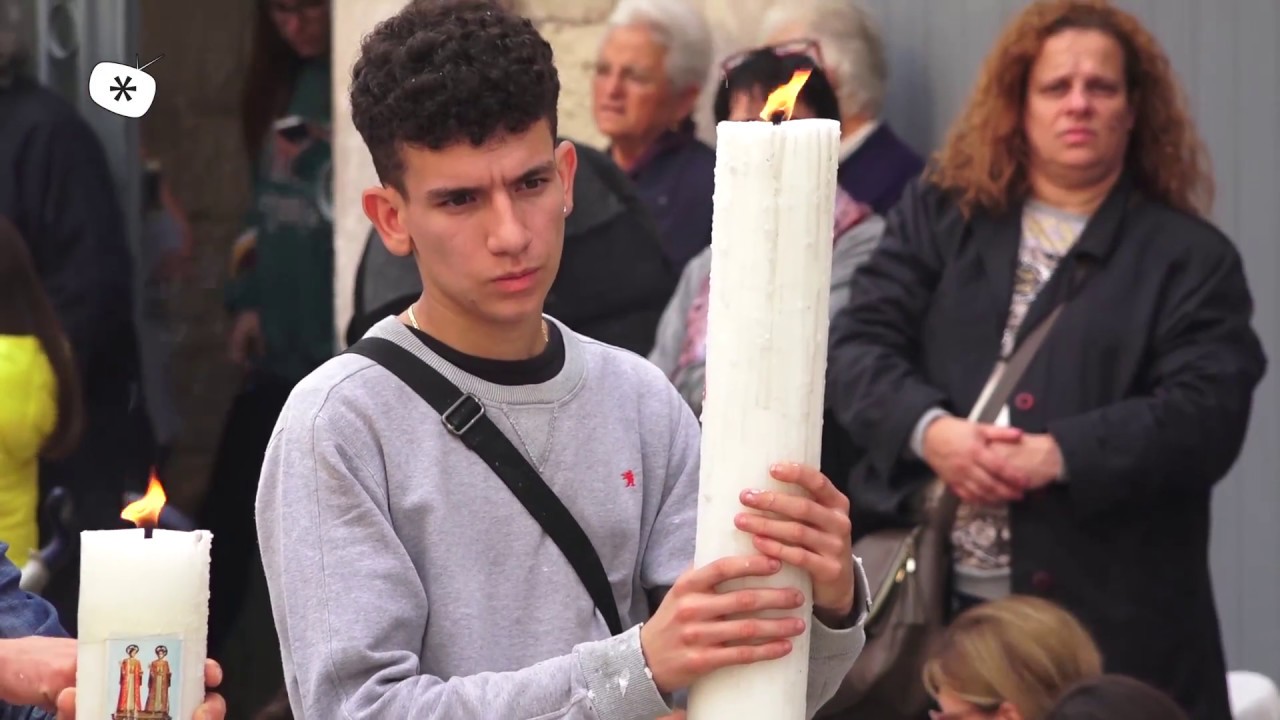 Il passaggio della processione dei Santi Medici nel centro storico