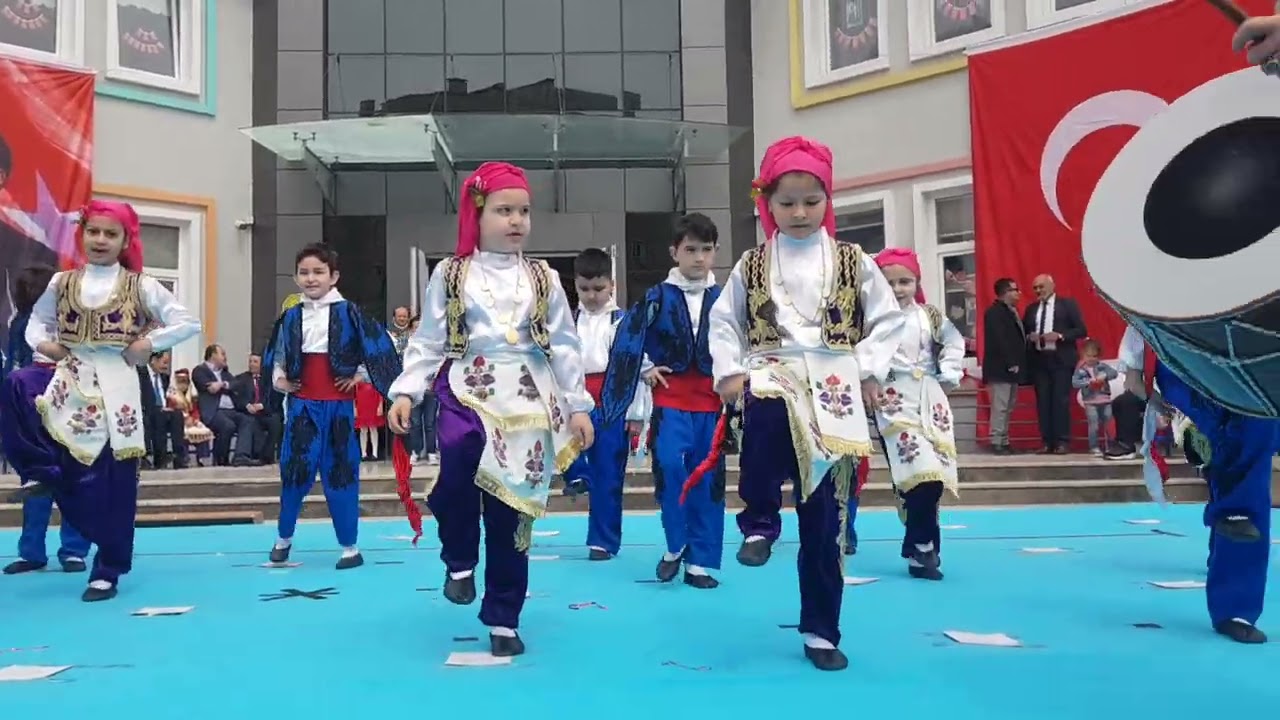 1-F Sınıfı 23 NİSAN halk oyunu gösterisi