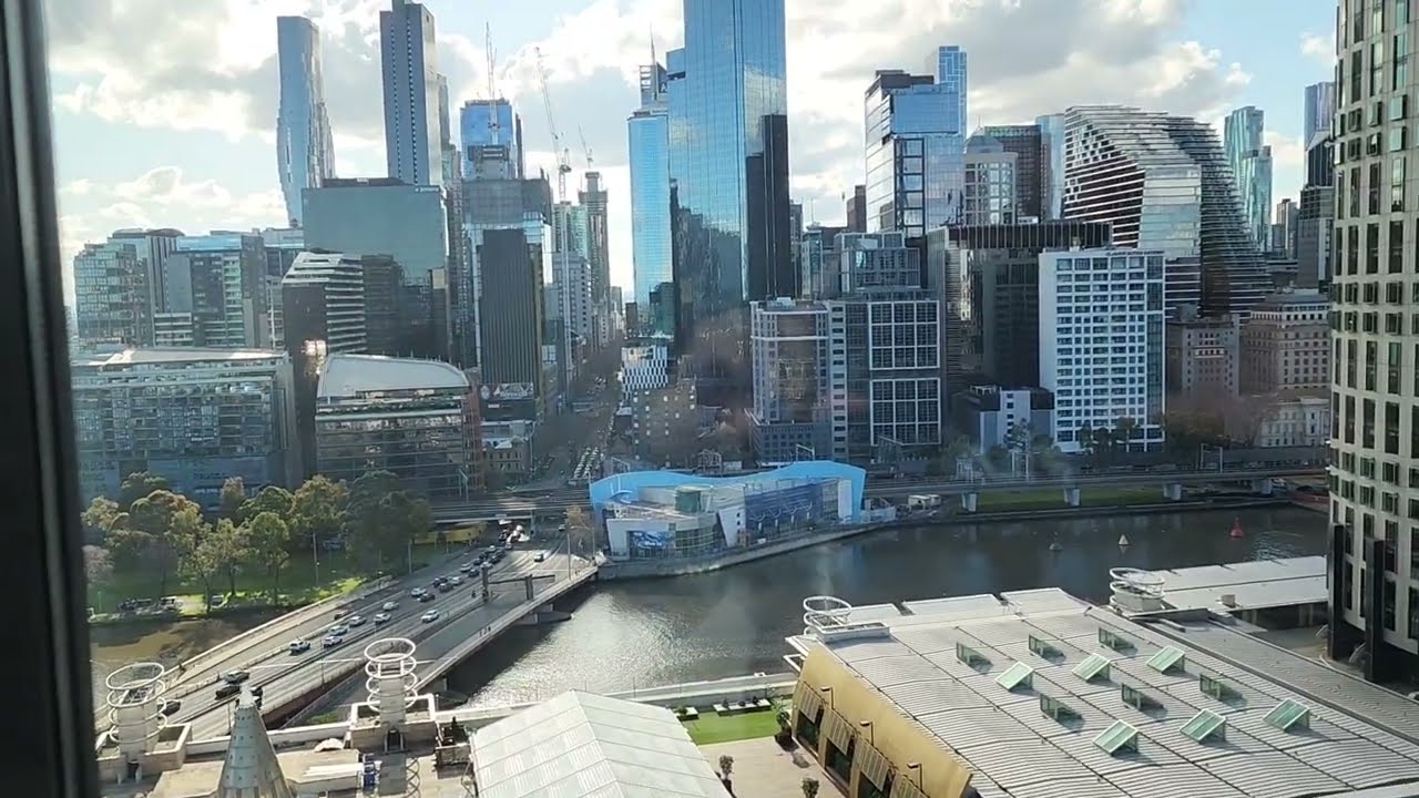 Crown Promenade Corner King - Room Tour