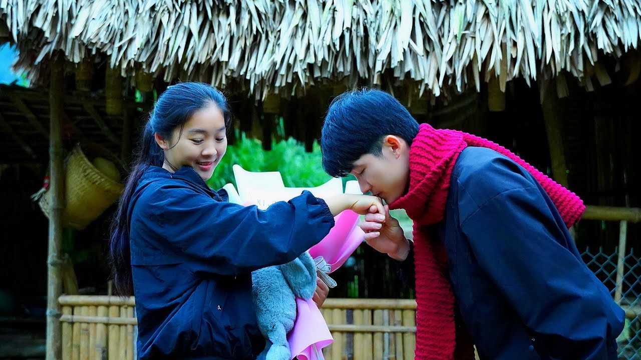 A sweet and touching moment: Ngoc confessed her love to Hely - a meaningful gift she gave him.