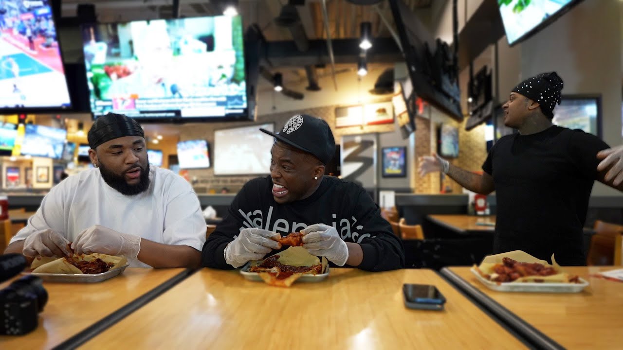 Пробуем САМЫЕ ОСТРЫЕ крылышки в Buffalo Wild Wings!