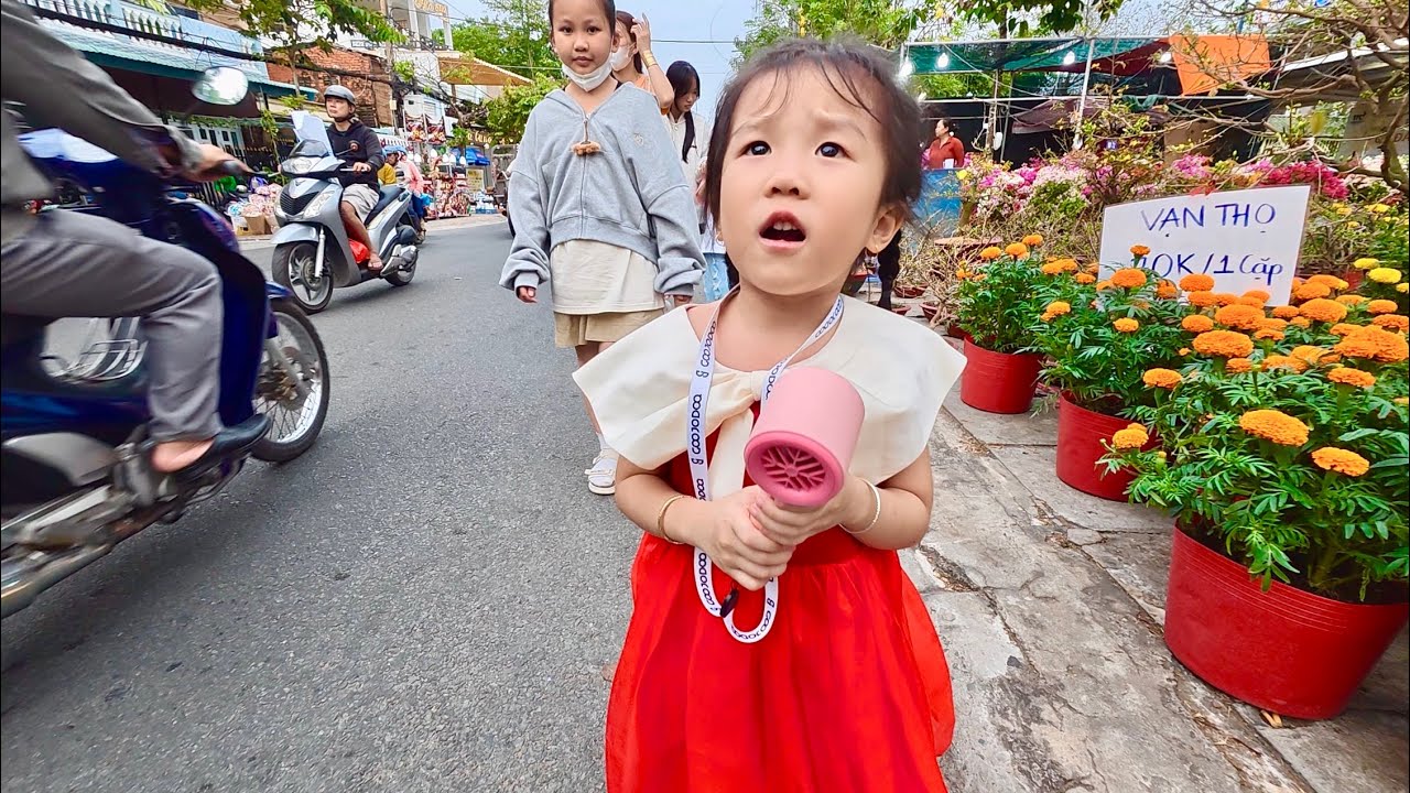 Trâm Anh Vlog | Đi chợ hoa Miền Tây và cái kết truy tìm kẹo bông gòn #tramanhvlog365 #vuichoicungcon