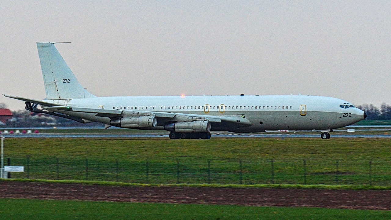 RETRO 🇮🇱 Israeli Air Force BOEING 707 LOUD & SMOKY Takeoff from Belgrade Airport