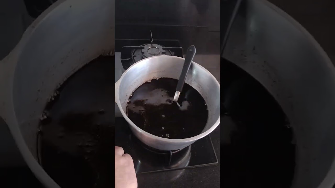 Pasta de café para envelhecer couro crú.