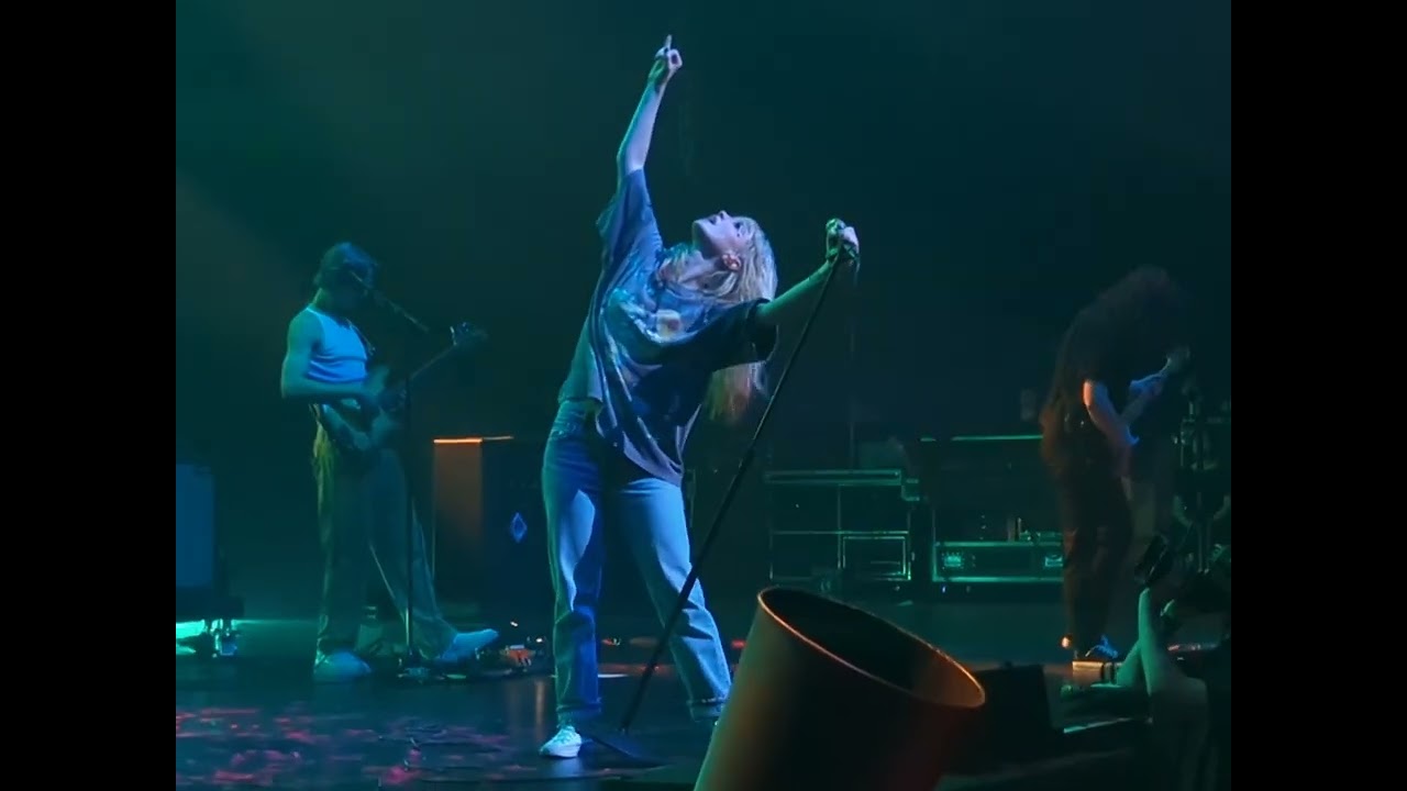 Paramore - Big Man, Little Dignity --- recorded from barricade @Hard Rock Live Hollywood (June 14)