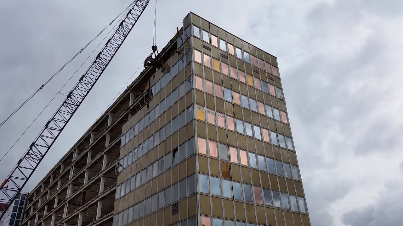 ABBRUCH 8 STÖCKIGES HAUS MIT SEILBAGGER