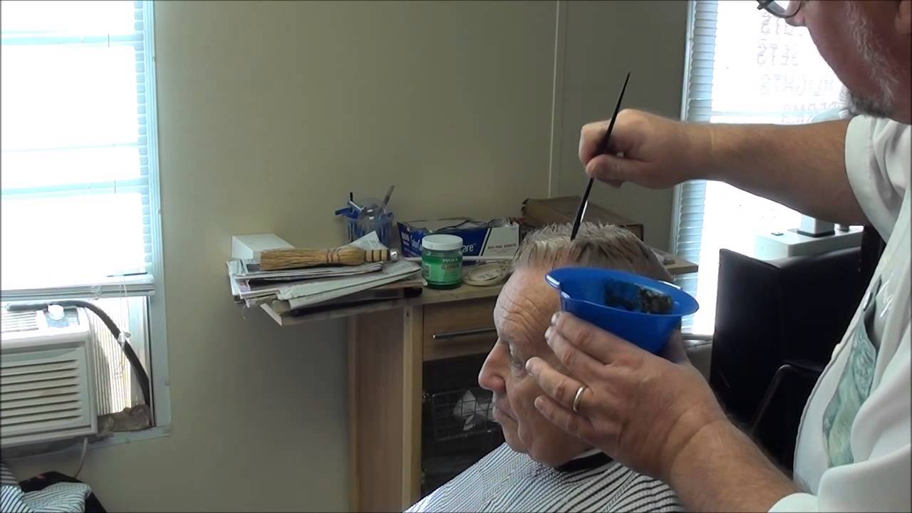 LOW LIGHTS WITH A BLOND COLOR ON GRAY MENS HAIR.