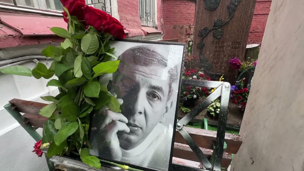 Скромный памятник на могиле музыканта Микаэла Таривердиева / Армянское кладбище 25.07.2023