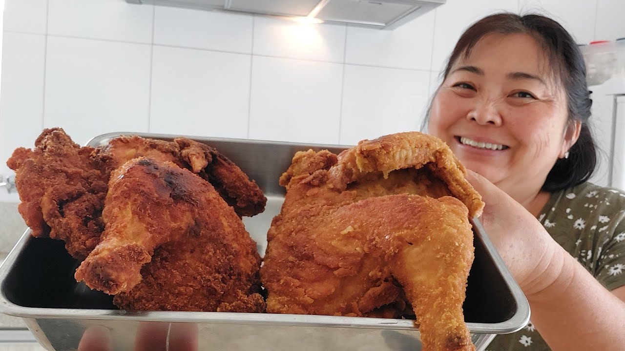 FIZ FRANGO INTEIRO A MILANESA (cortei pela metade pra fritar bem)