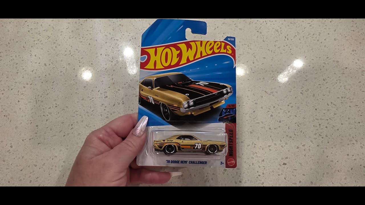 Распаковка и демонстрация модели Hot Wheels '70 Gold Dodge Hemi Challenger!