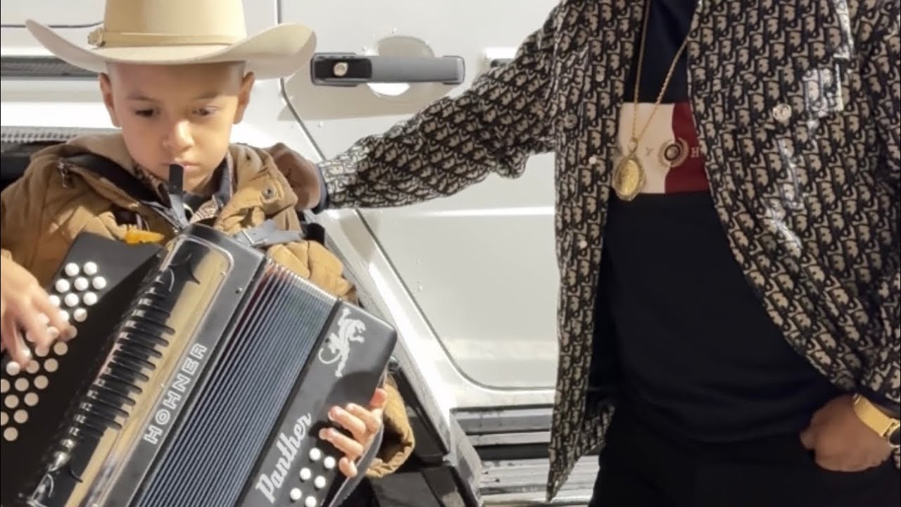 Impresionante este niño de tan solo 8 años canta y toca el acordeón y me dejó súper sorprendido😱