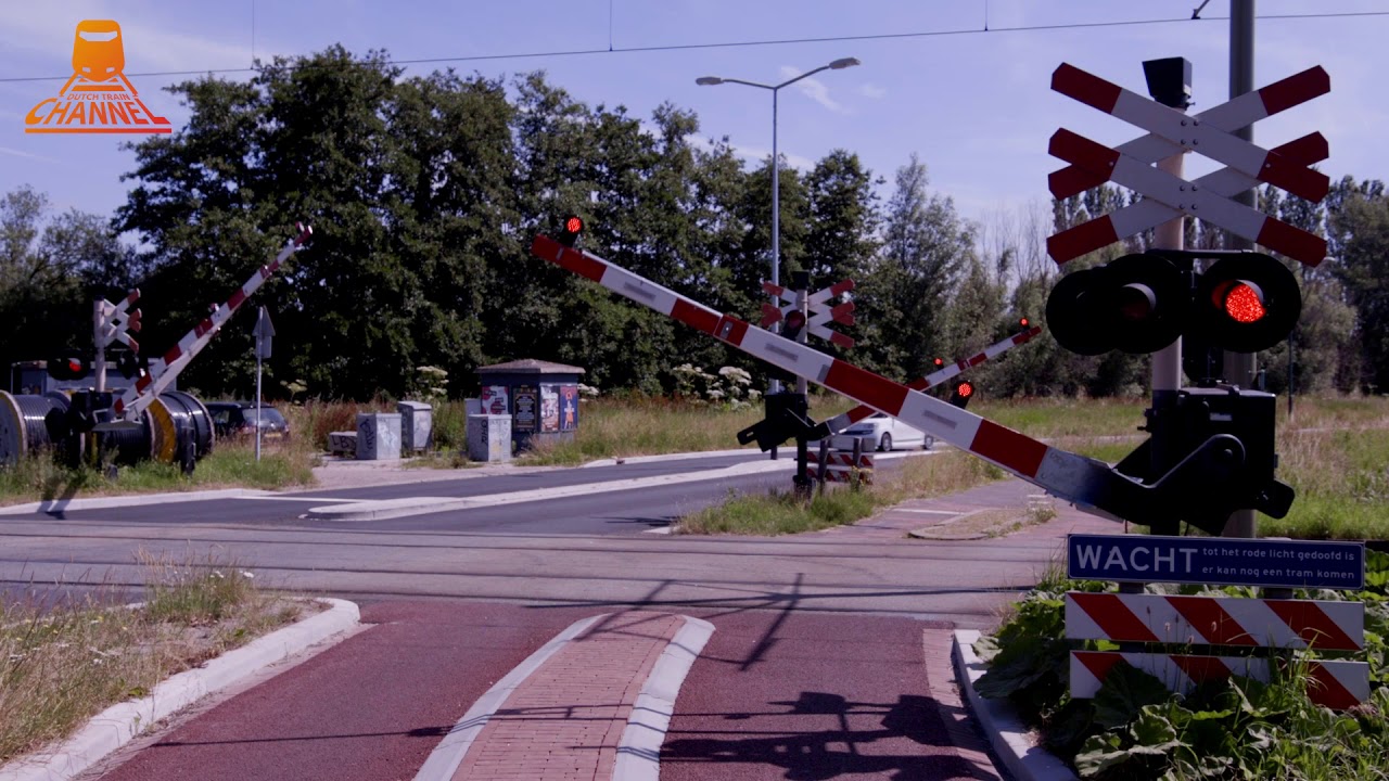 DUTCH RAILROAD CROSSING - Delft - Zuiderweg