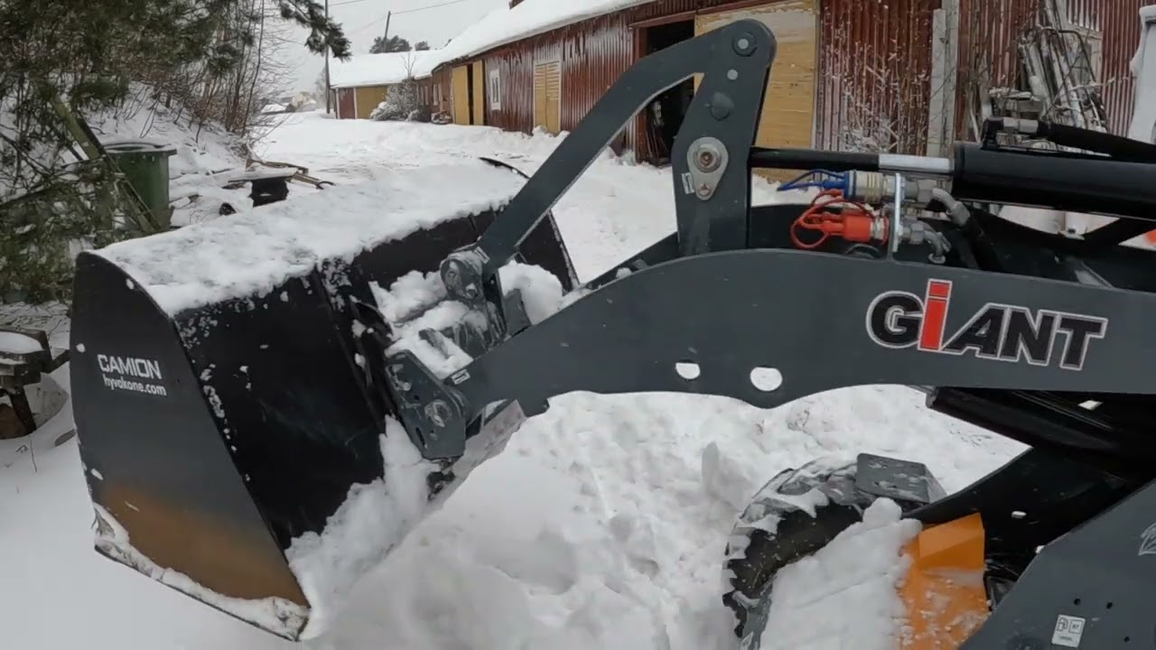 Ekat lumityöt 2024 Giant g1100 leviämpää kauhaa kyl huutais