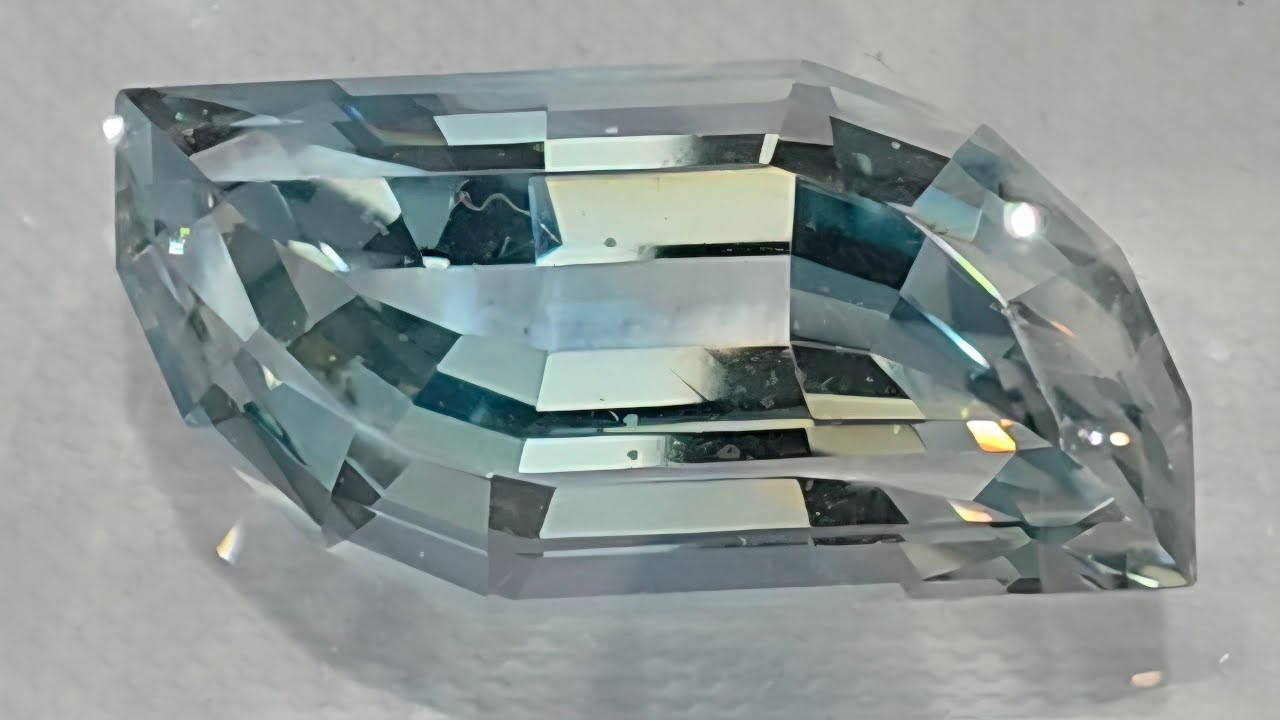 Niebieski topaz o naturalnej barwie.
