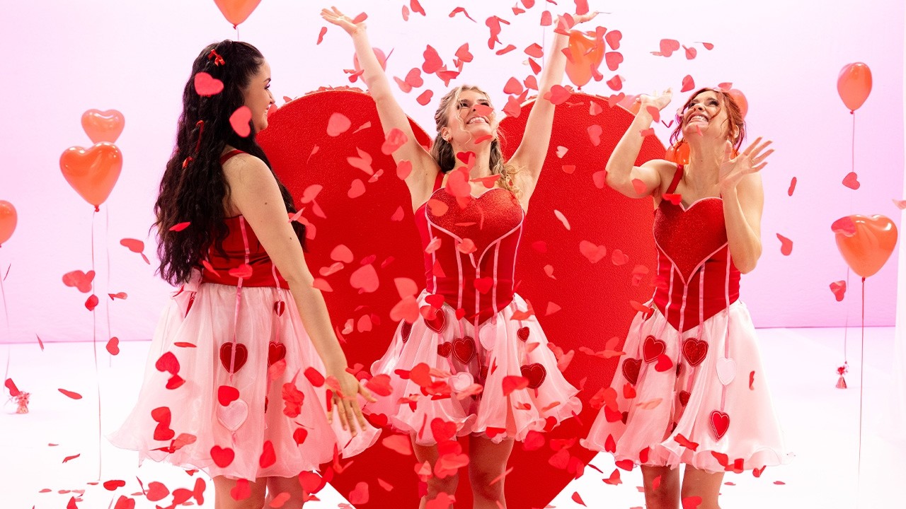 Bekijk de eerste beelden van de nieuwe K3 videoclip 'Liefde love amour'!