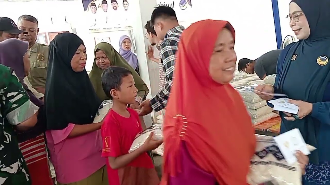 Rumah Kebahagiaan Bunda SWH (Anggota DPRD Jabar) membagikan zakat kepada fakir miskin