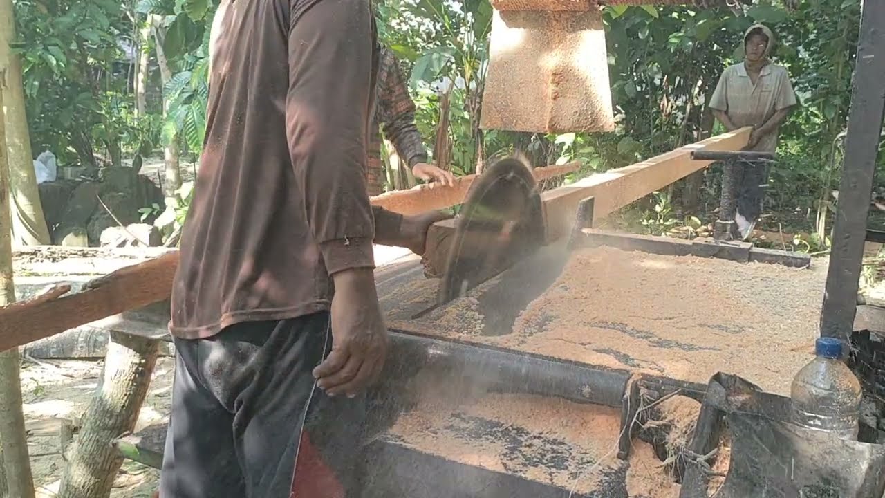 Kemahiran Seorang Pria, Mengubah Kayu Menjadi Mahakarya Luar Biasa Dengan Gergaji Bundar Rakitan 