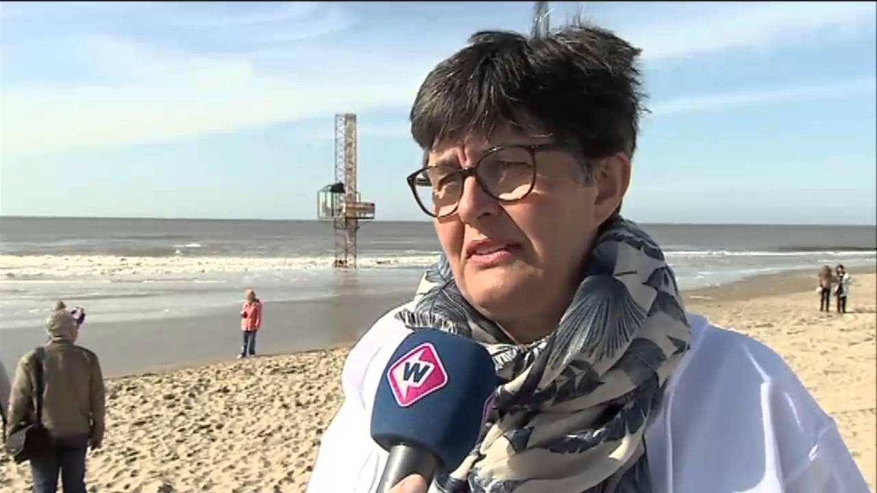 'Luxe' paalzitten als protest tegen windmolens in zee: Ludieke actie in Noordwijk