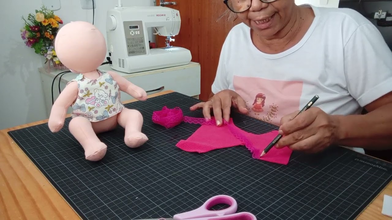 Roupinha para a boneca de pano Bebê Sofia