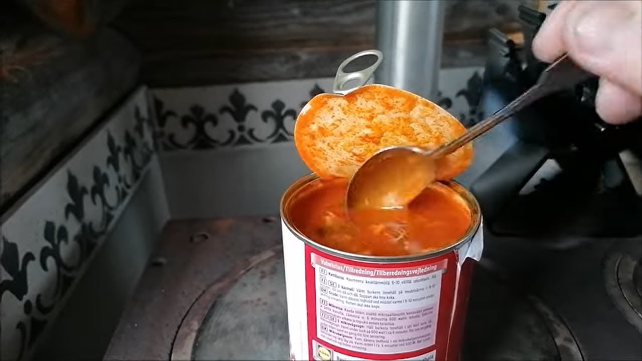 Kuljankka makkarakeittoa eräjormamökillä