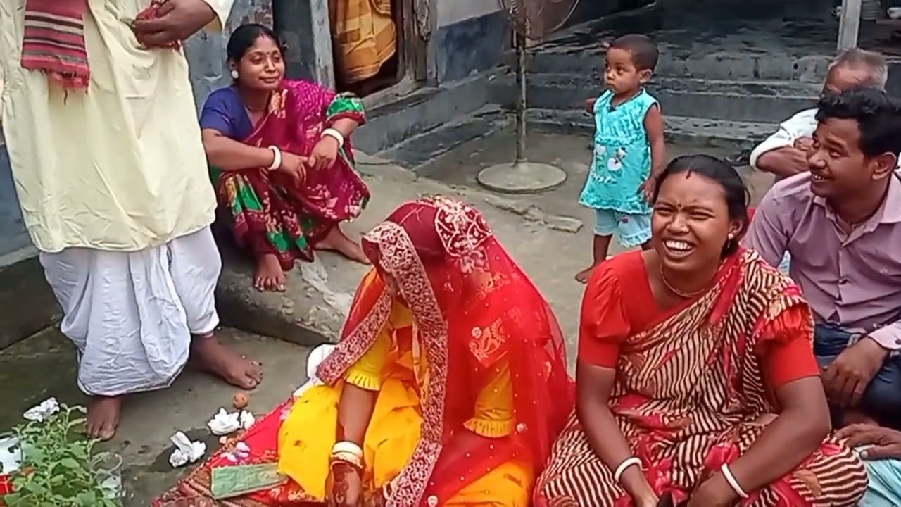 আঙুলের ছোঁয়ায় আশীর্বাদ, হৃদয়ে সঞ্চার শক্তির সাধ…