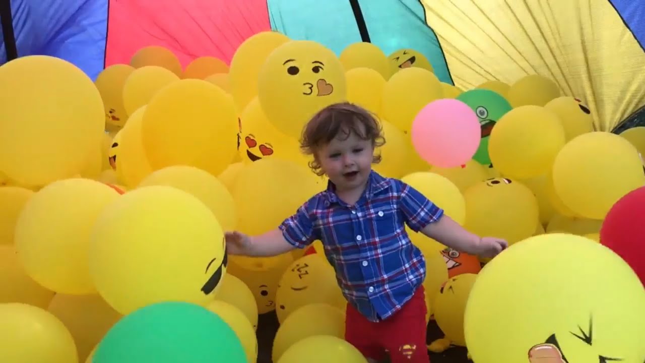 1000 balloons on trampoline Kids video