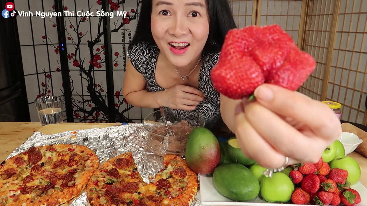 ĂN XOÀI CHUA DÂU TÂY CHUA TÁO CHUA CHẤM MẮM RUỐC CỰC NGON, CÙNG PIZZA THƯỢNG HẠNG NGON TUYỆT