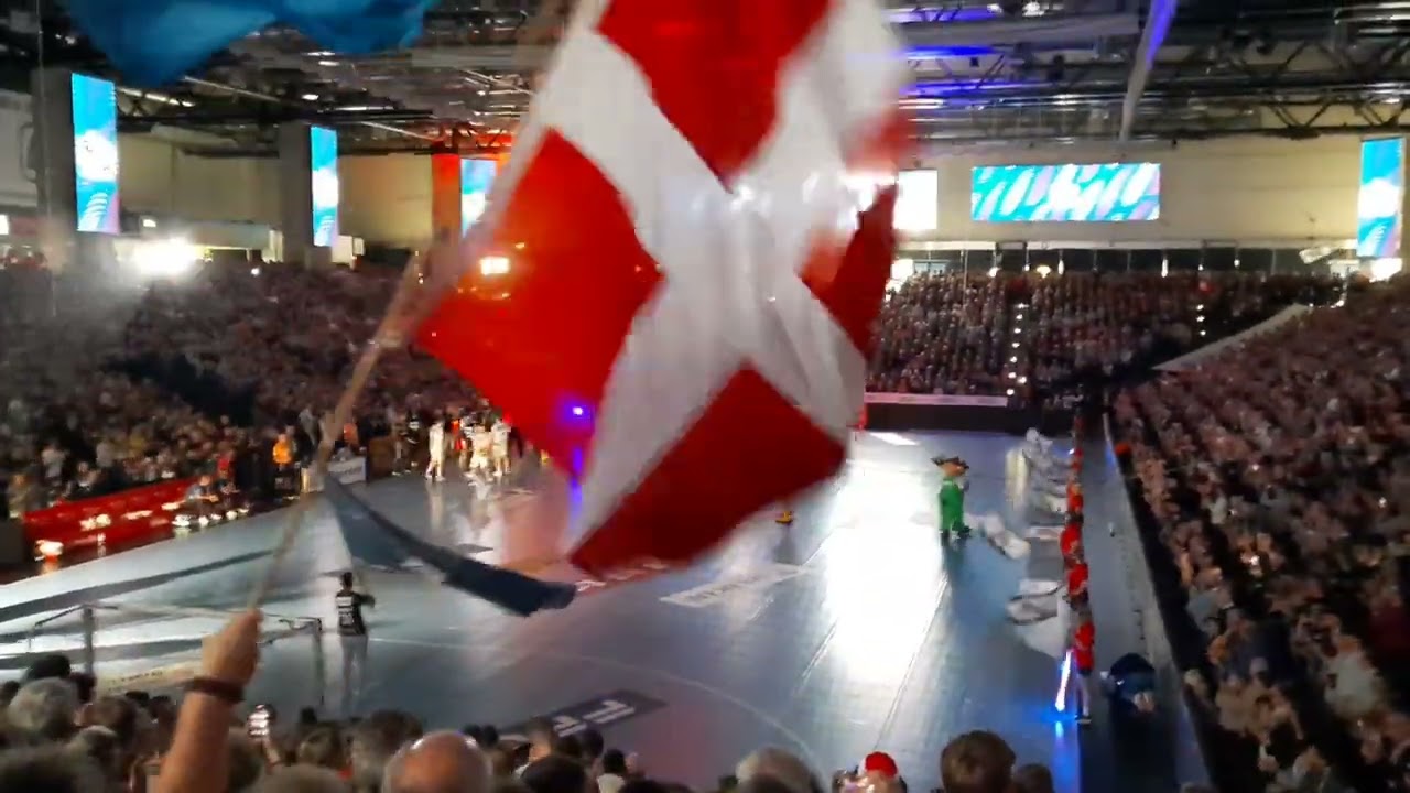 12.10.24 Einlauf der SG Flensburg-Handewitt vor dem Spiel gegen den SC Magdeburg.