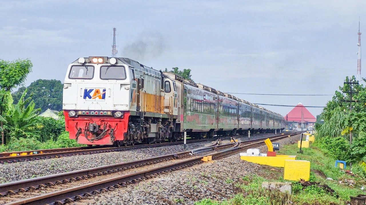 STASIUN JALUR SELATAN MENDADAK SIBUK DIKUASAI KERETA JALUR UTARA YANG MEMUTAR EFEK BANJIR GROBOGAN
