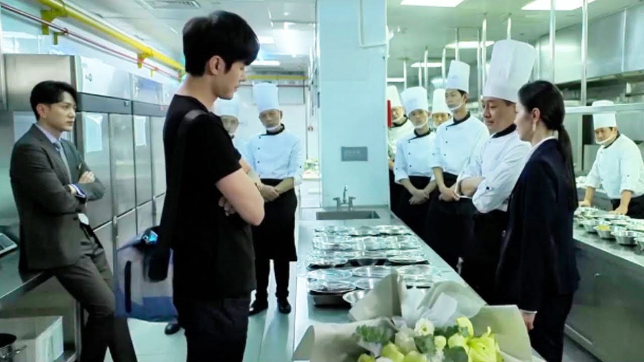 廚師長瞧不起新來的窮小夥，怎料窮小夥深藏不露，下秒露出一手刀工後驚呆眾人！#今天的她们#最新電影 #大陸電影 #職場電影