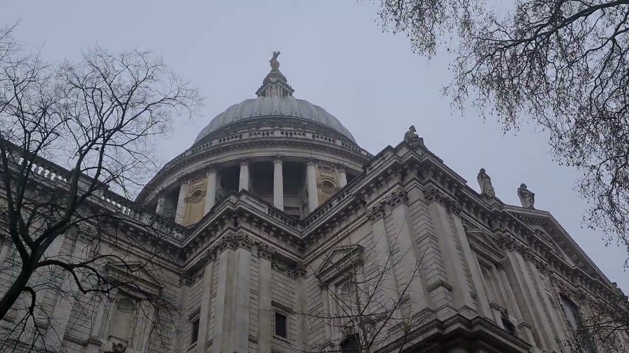 Sant Paul's Cathedral  calling for evening services , London. 