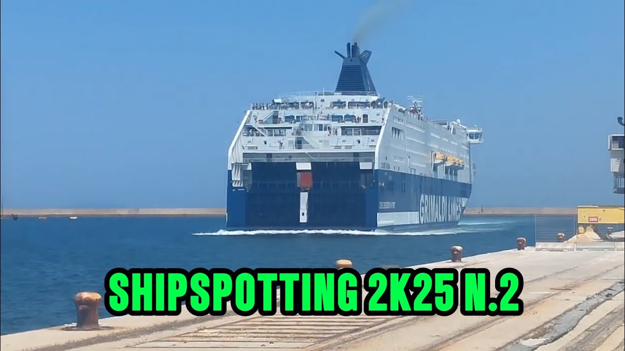 Attracco della nave Cruise Roma della Grimaldi Lines a Porto Torres, ore 12:30.