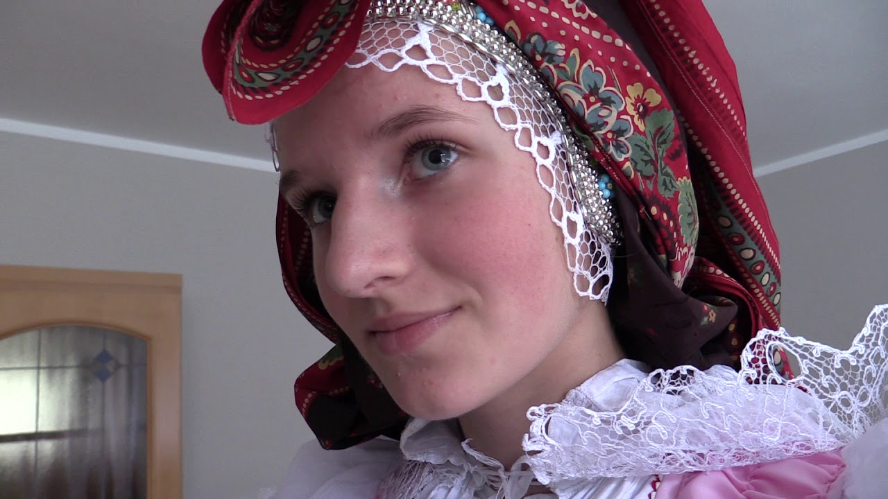 ČEJČ-ČEJČSKÉ HODY 2019 (dostrojování do ženského kroje a vykládání o místním folkloru)
